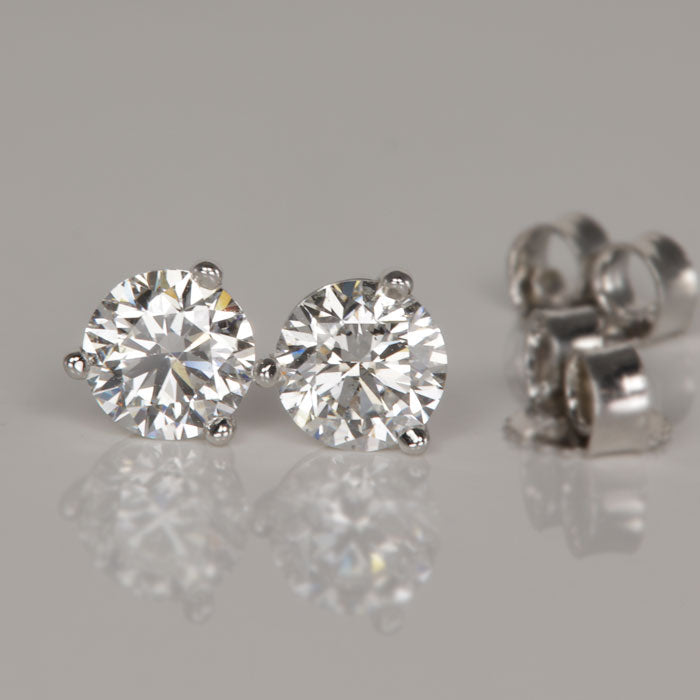 Round diamond stud earrings in 14k white gold white brilliant