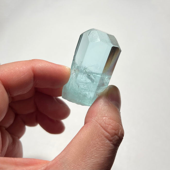 aquamarine crystal size to hand
