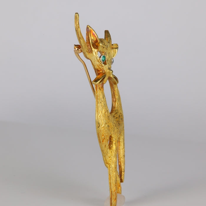 cat pin with emerald gem eyes in yellow gold vintage style