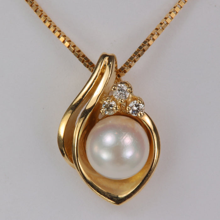 pearl estate pendant in yellow gold with diamonds