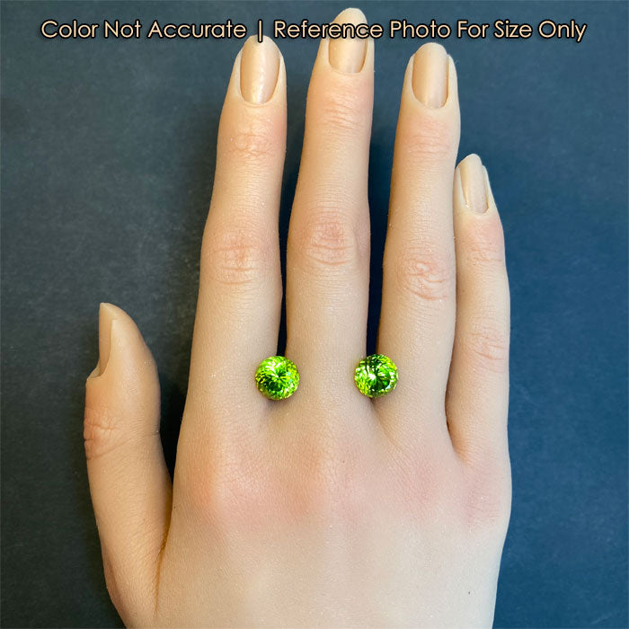green color round brilliant peridot gems on hand