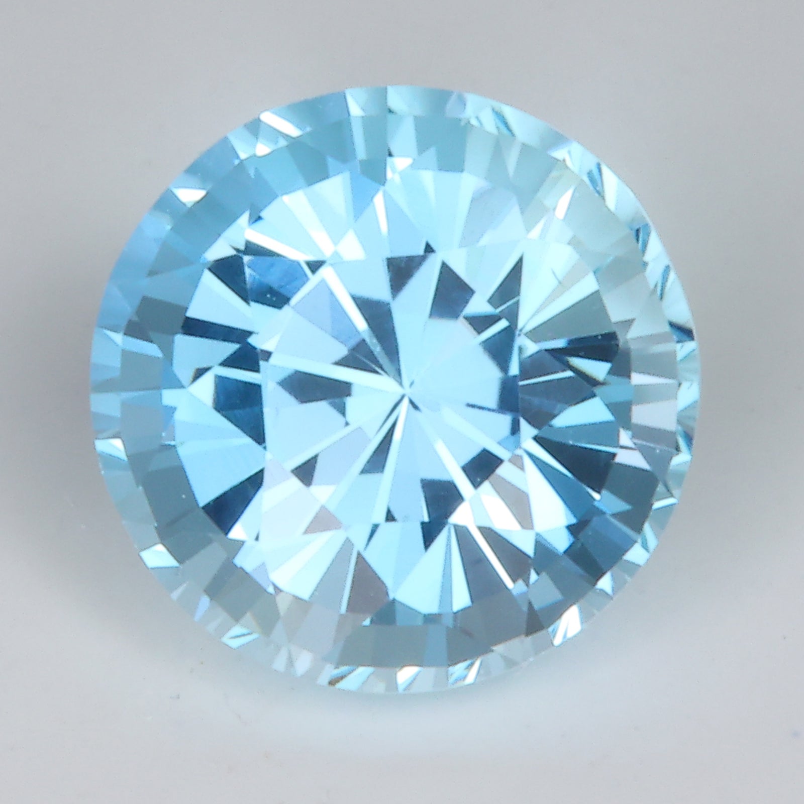 blue color round cut aquamarine gemstone