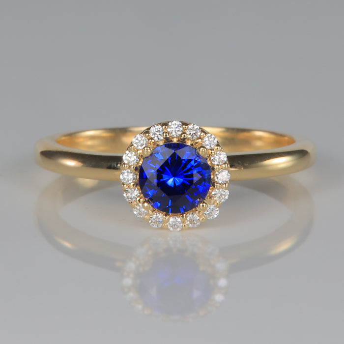 royal blue sapphire gemstone ring in yellow gold with diamonds