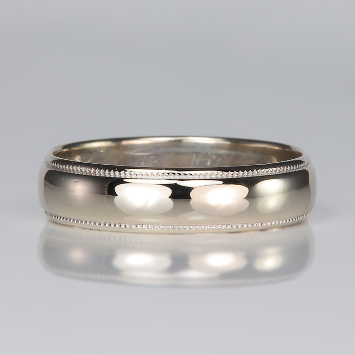 estate band in white gold with detailing