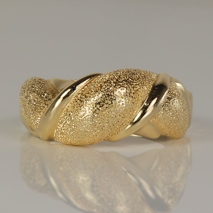 estate ring in yellow gold with high polish and sandblast mixed texture