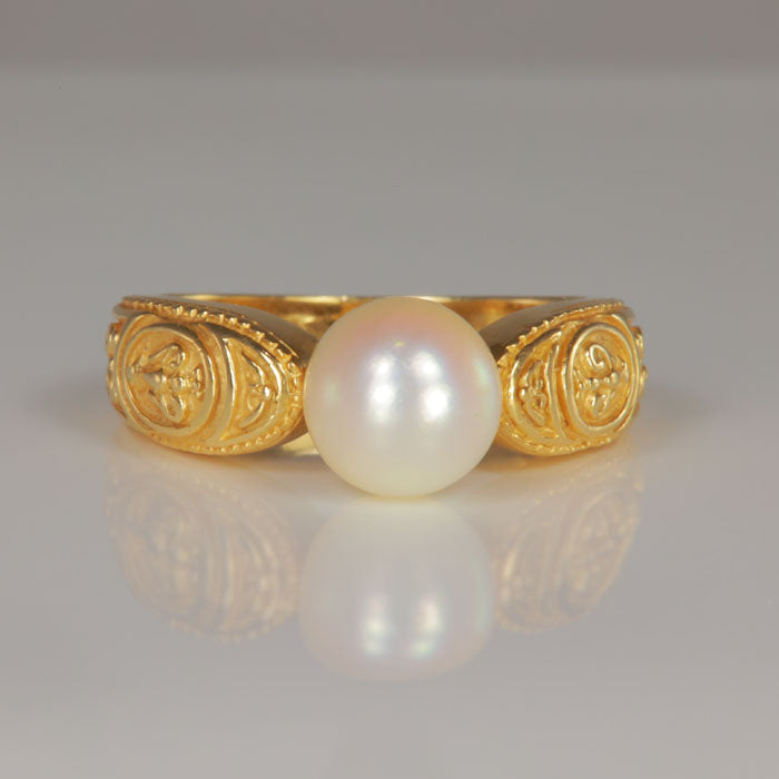 yellow gold and pearl ring