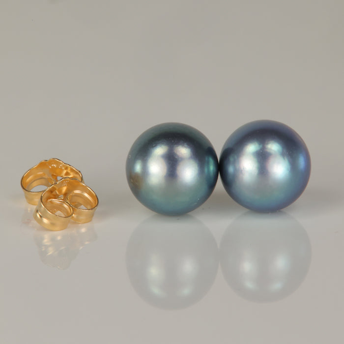 black pearl earrings in yellow gold with blue overtone