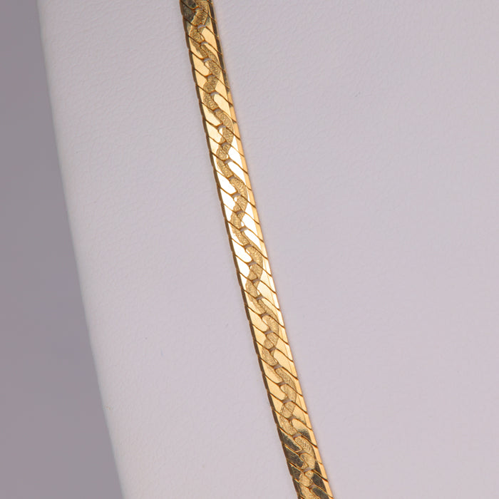 detail on yellow gold herringbone chain