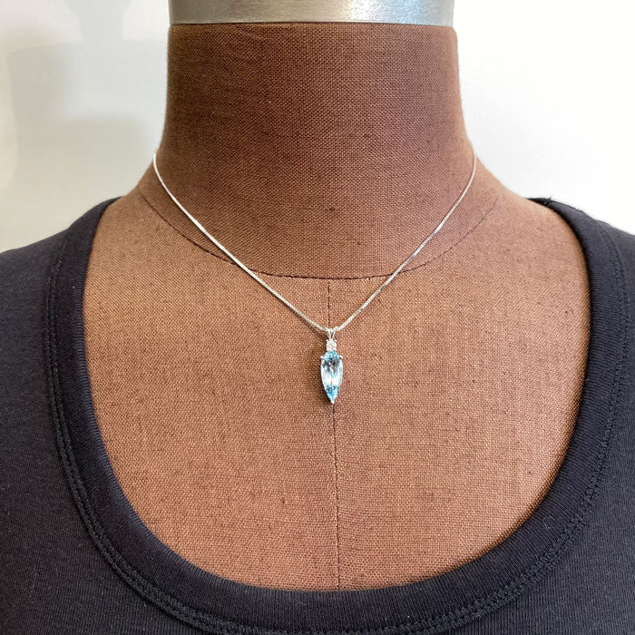 aquamarine gemstone pendant with diamond in white gold