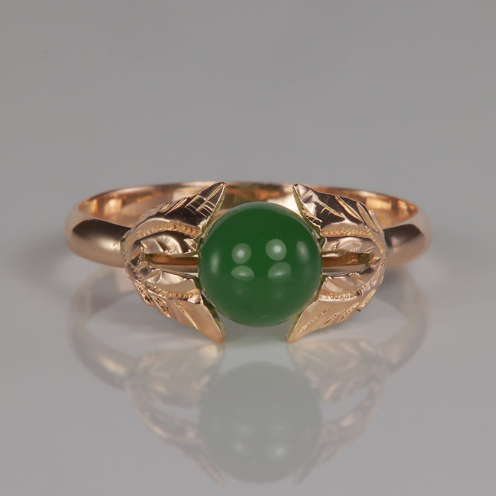 green agate gemstone round cabochon cut in yellow gold