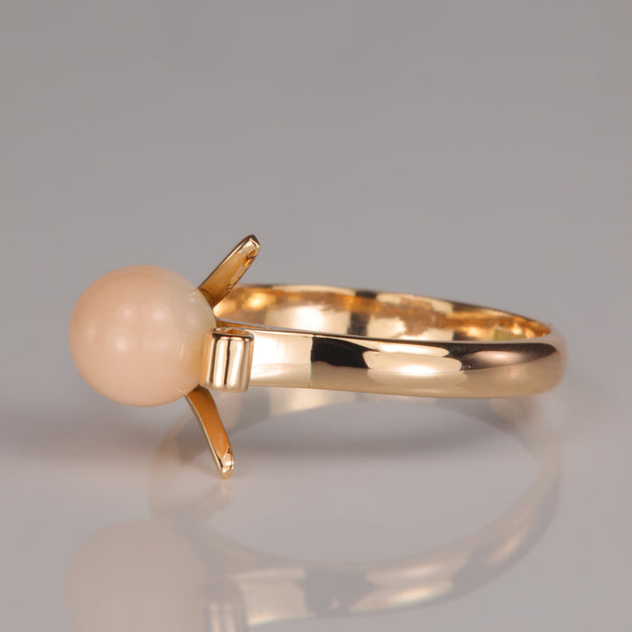 yellow gold ring round cabochon coral