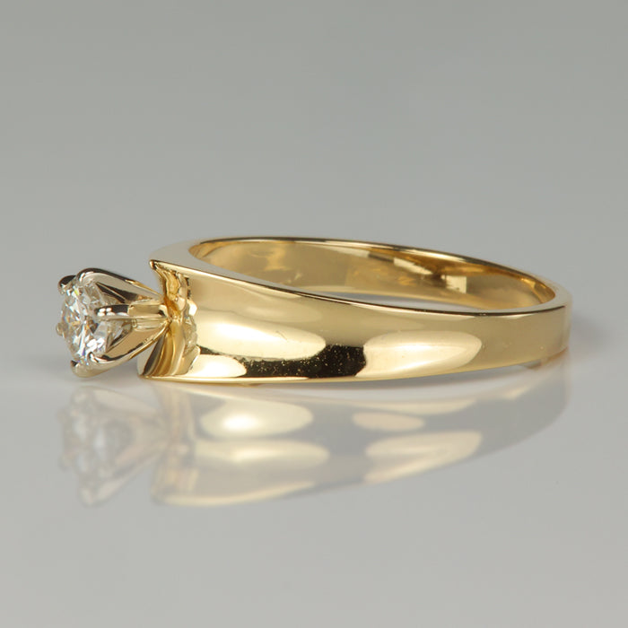 yellow gold ring with fine diamond