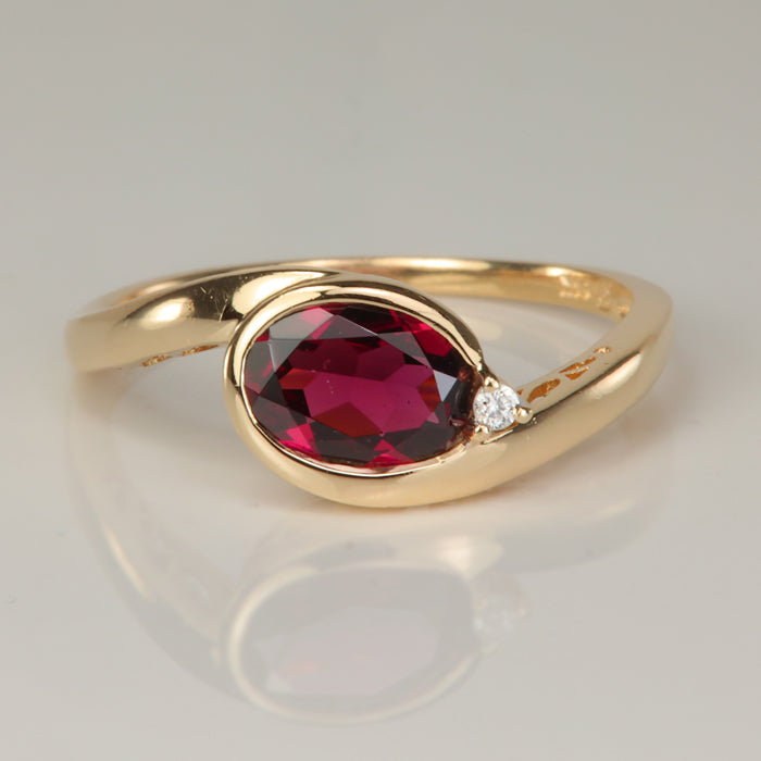 estate yellow gold oval cut garnet gemstone ring with diamond accent