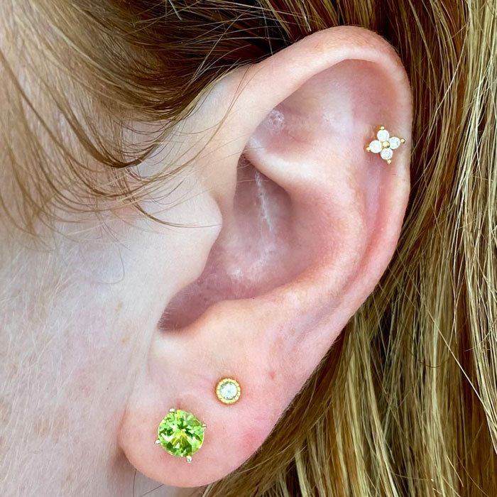 round brilliant peridot stud earrings yellow gold 