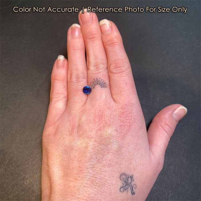 size of blue round sapphire on hand