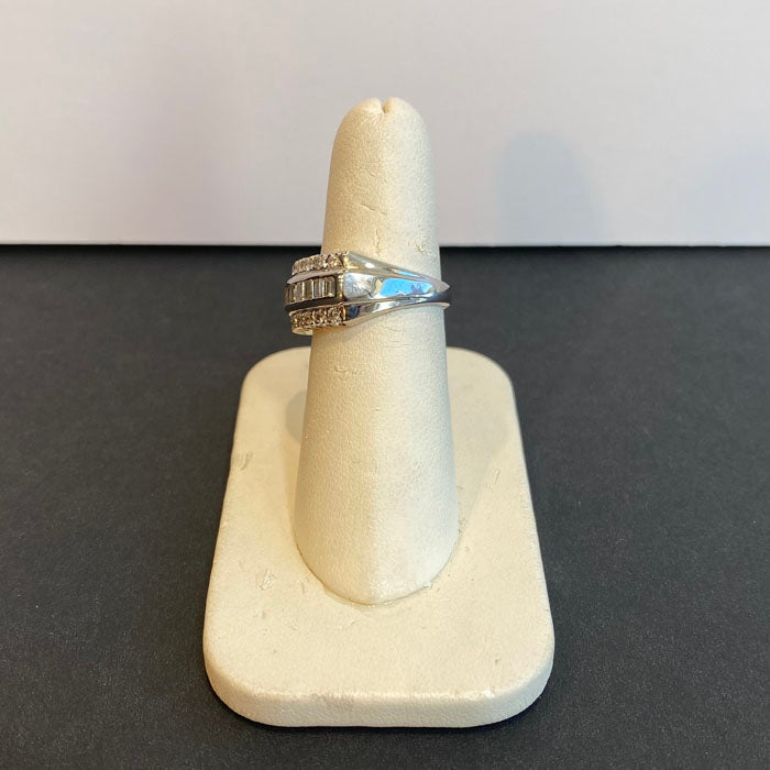 14k white gold diamond baguette ring