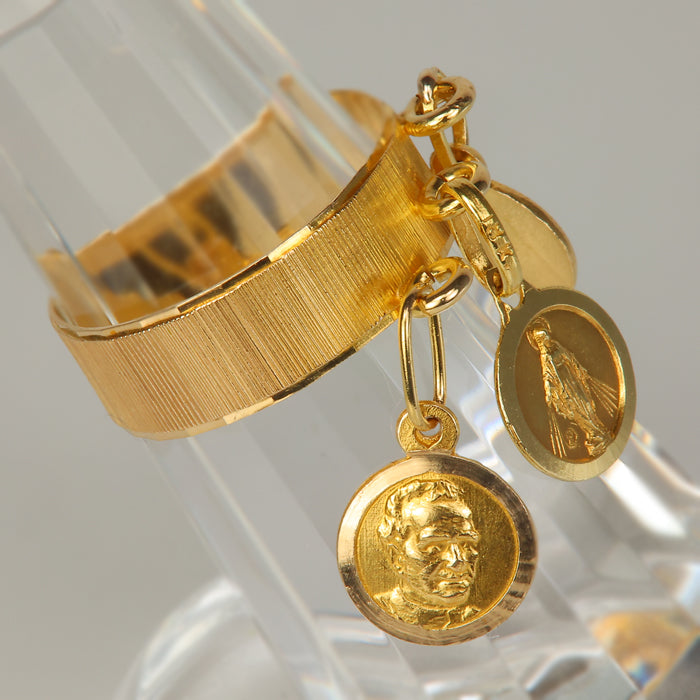 medallion ring in yellow gold