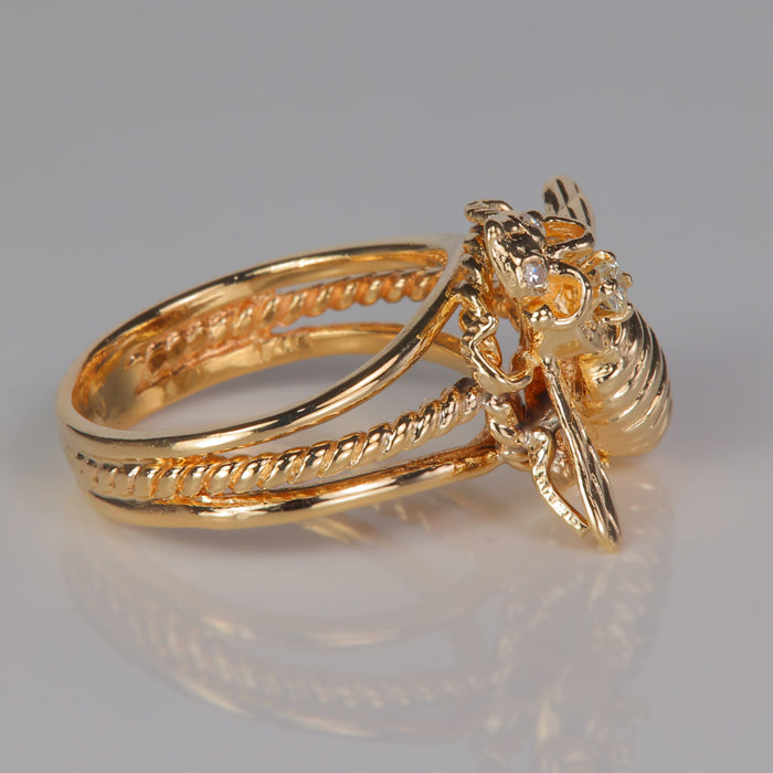 bee ring in yellow gold with diamonds 