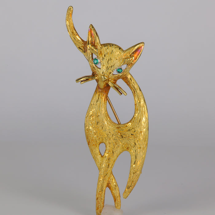 Yellow gold mid century style vintage cat pin with emerald gemstone eyes