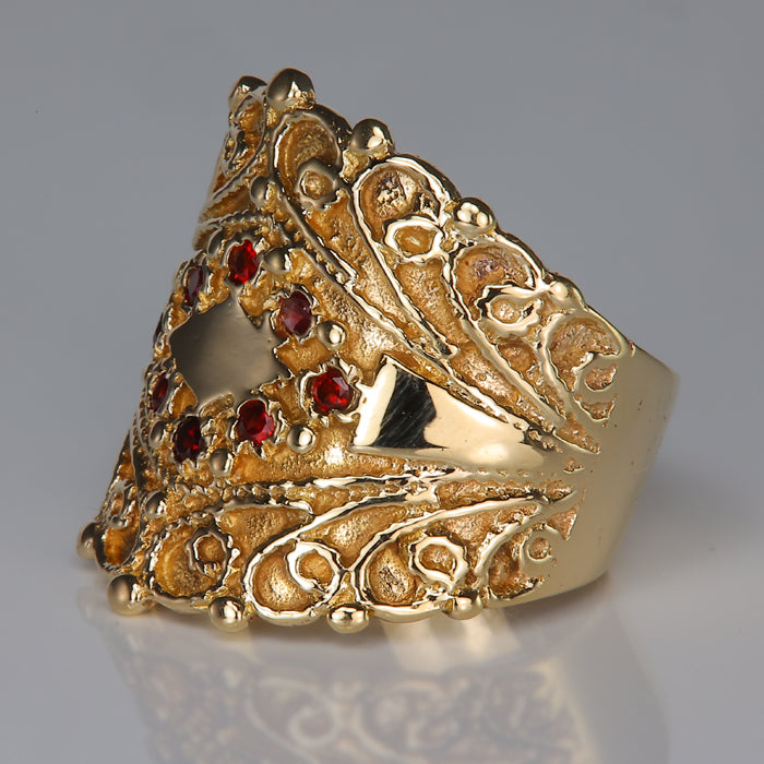 yellow gold detailed ring with garnets