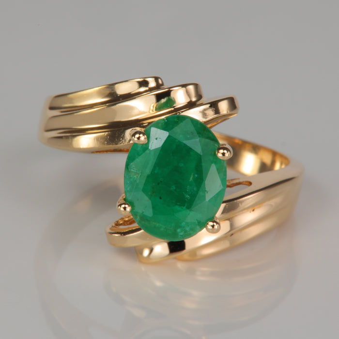 green color oval cut emerald gemstone yellow gold ring