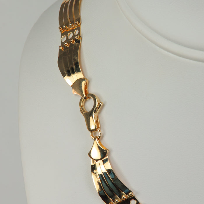 lobster clasp on gold necklace