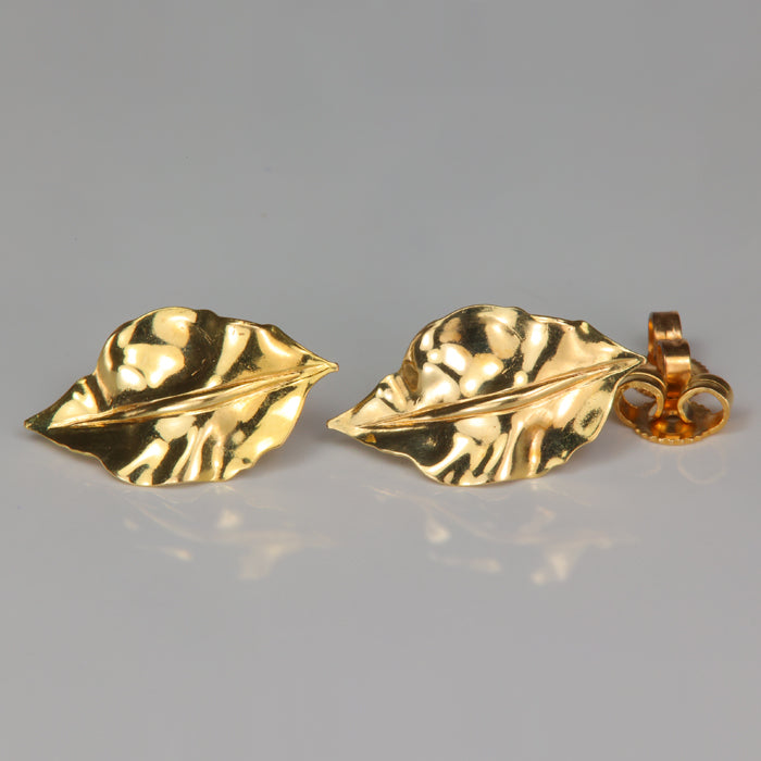 Leaf shape stud earrings in yellow gold