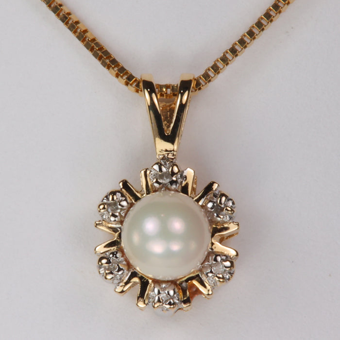 Pearl and Diamond Pendant In Yellow Gold
