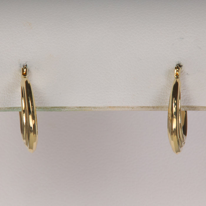 hoops in yellow gold with ridges
