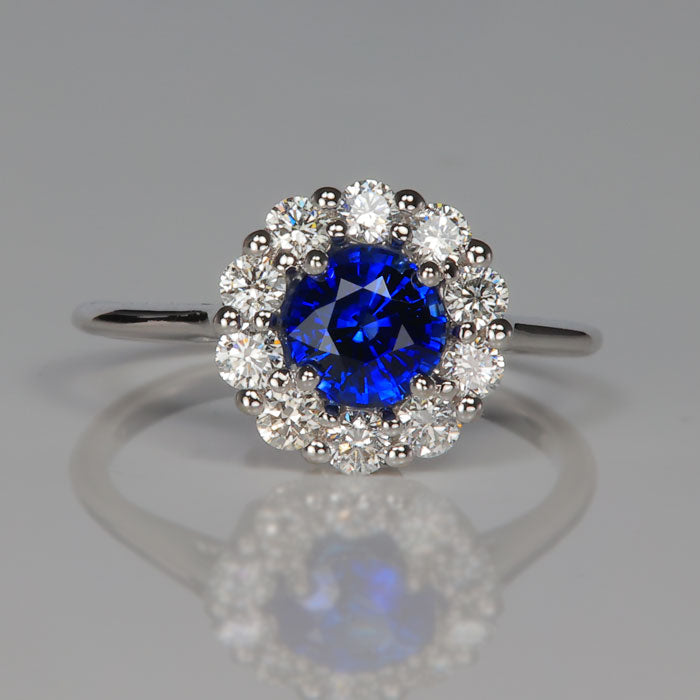 beautiful blue sapphire and diamond ring in white gold 