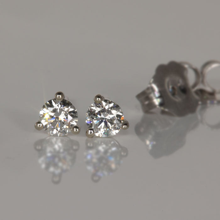 14k white gold diamond stud earrings