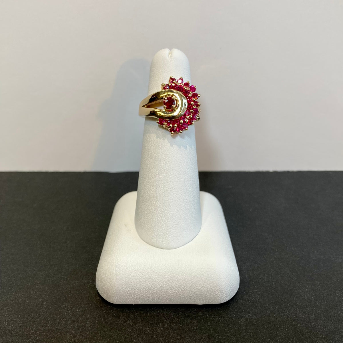 fine ruby ring yellow gold 