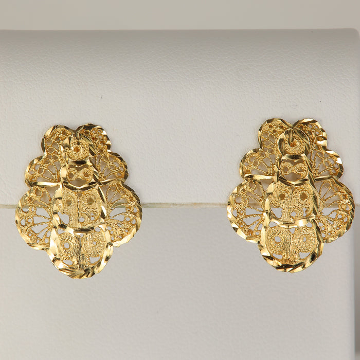 yellow gold filigree and diamond cut design on earrings
