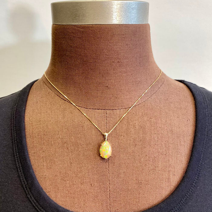 opal and yellow gold pendant