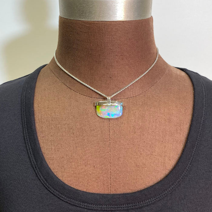 opal pendant in white gold freeform