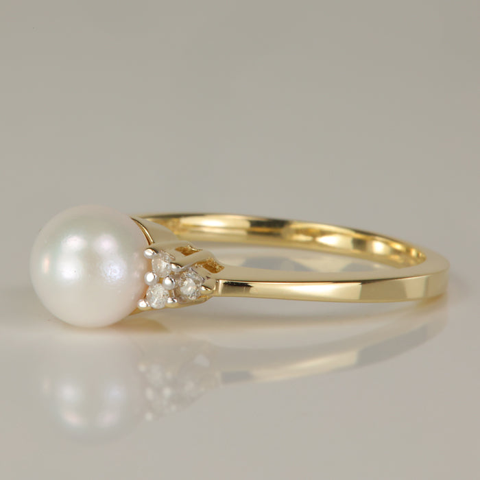 gold ring with pearl and diamonds