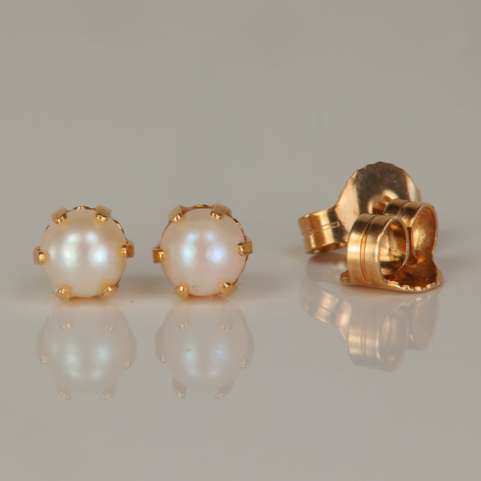 yellow gold prong set pearl stud earrings