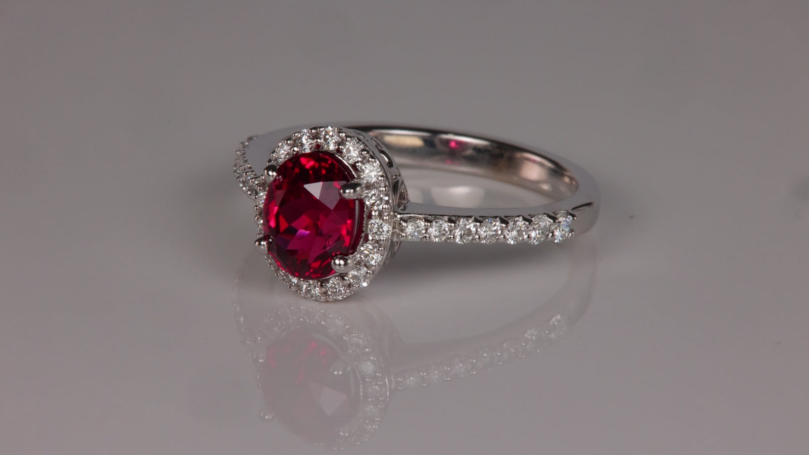 14K White Gold 1.55 Carat Spinel Ring With Diamonds