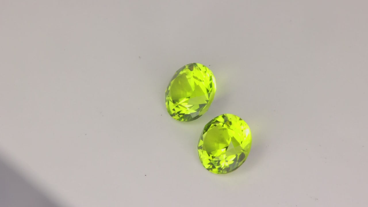 Pair of Round Brilliant Cut Peridots 4.63 cctw