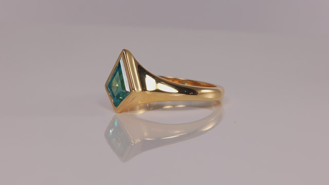 18K Yellow Gold Kite Shape Blue Zircon Ring 2.13 Carats