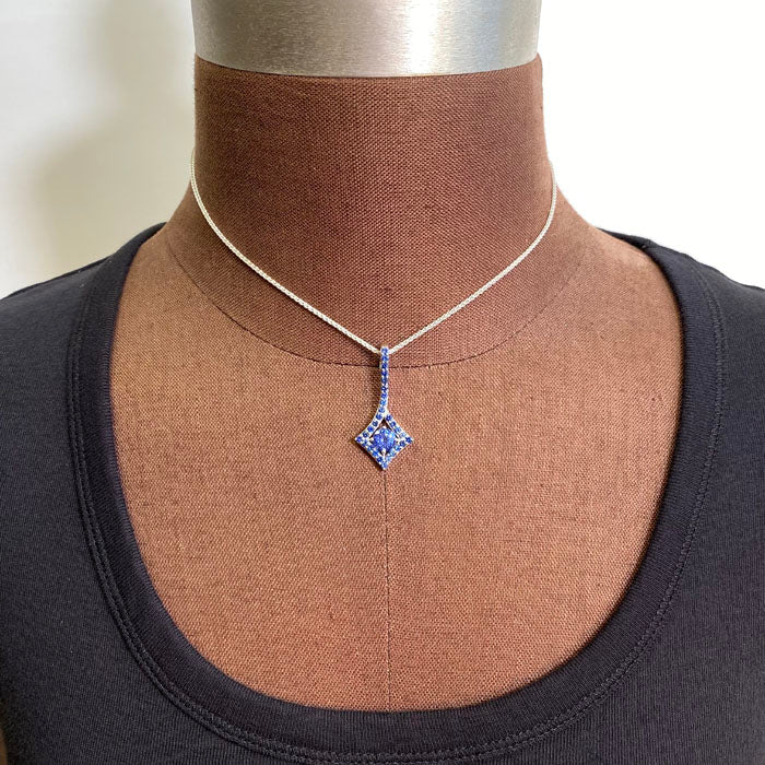 sapphire and white gold pendant