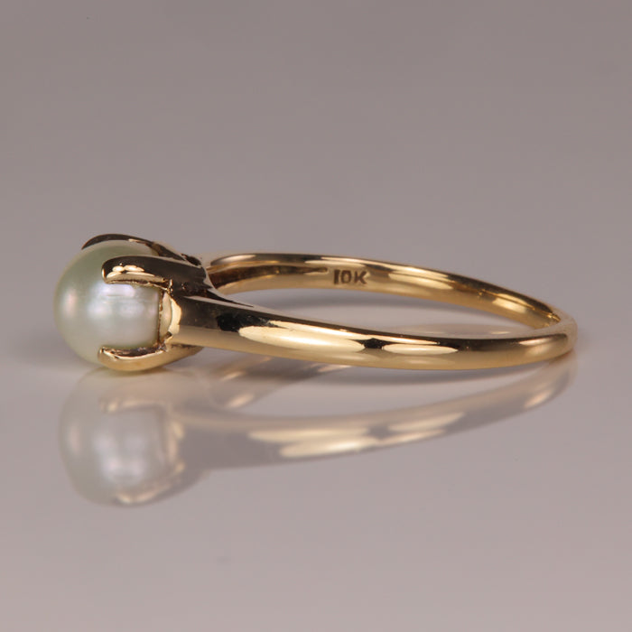 pearl ring in yellow gold 