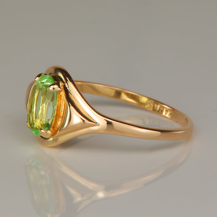yellow gold oval peridot ring