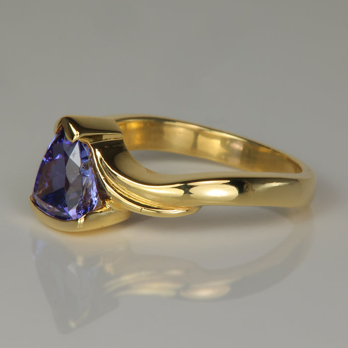 tanzanite and gold estate ring