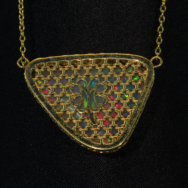 Opal Pendant In 18kt Yellow Gold 15.37 Carats